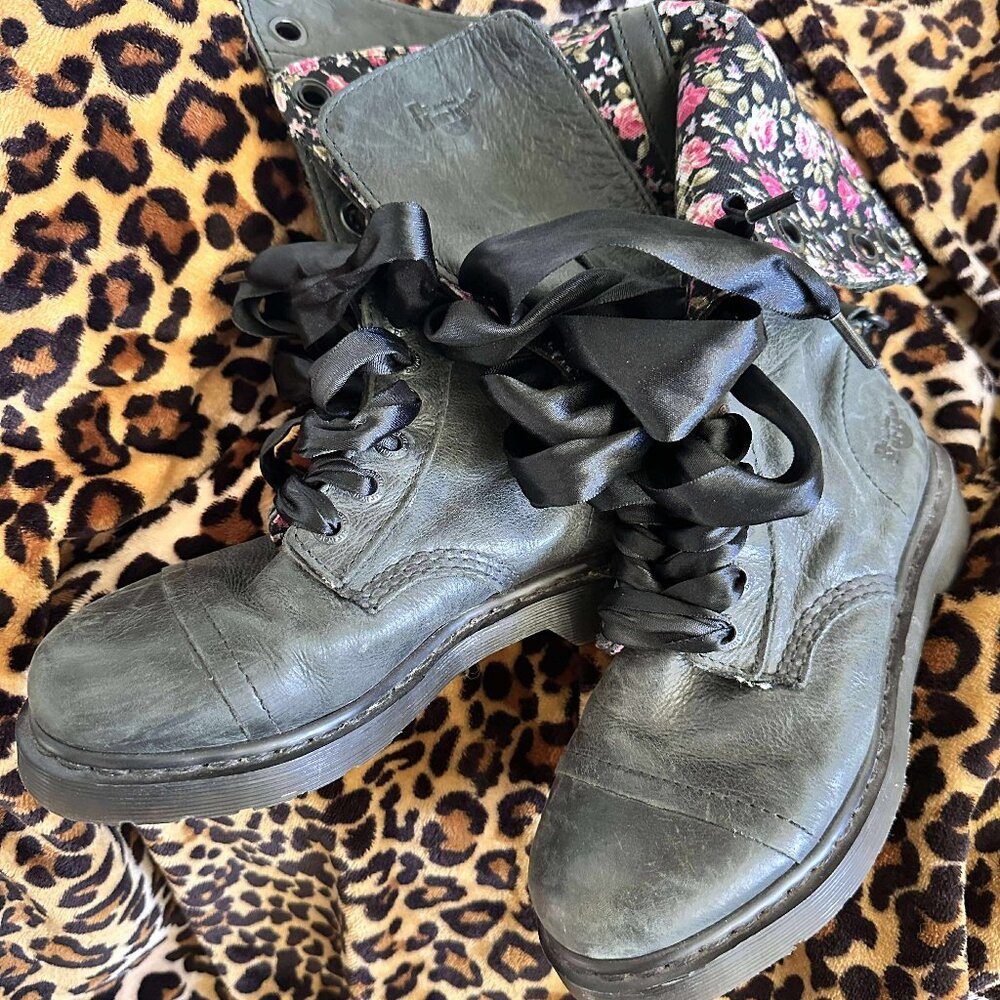 Dr. Martens TRIUMPH 1914 Green Leather Floral Fold Over
